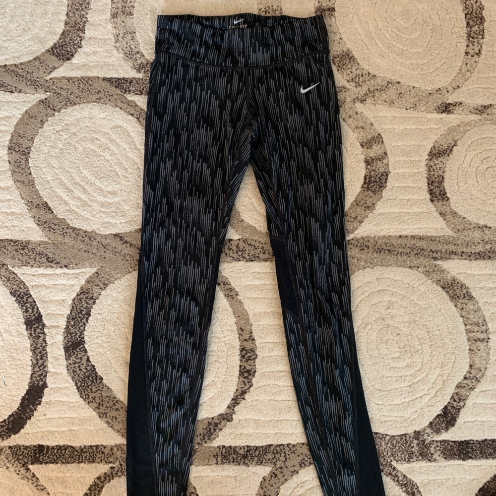 Nike Dri-Fit Leggings with black pattern & zipper